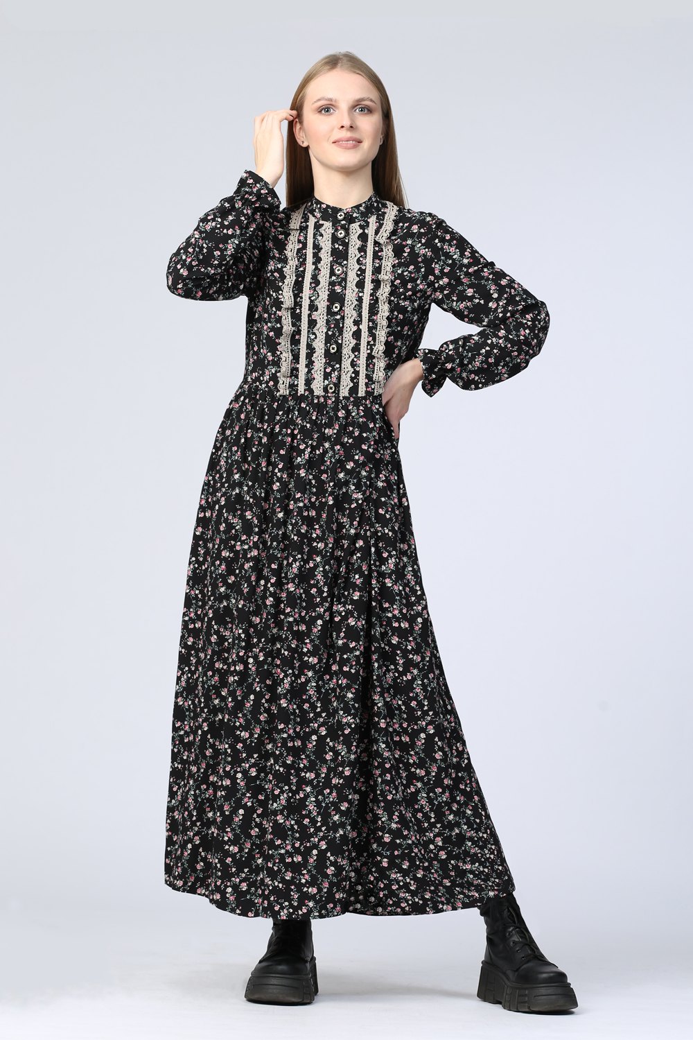 Платье женское "Казачка" модель 682/1 розочки на чёрном